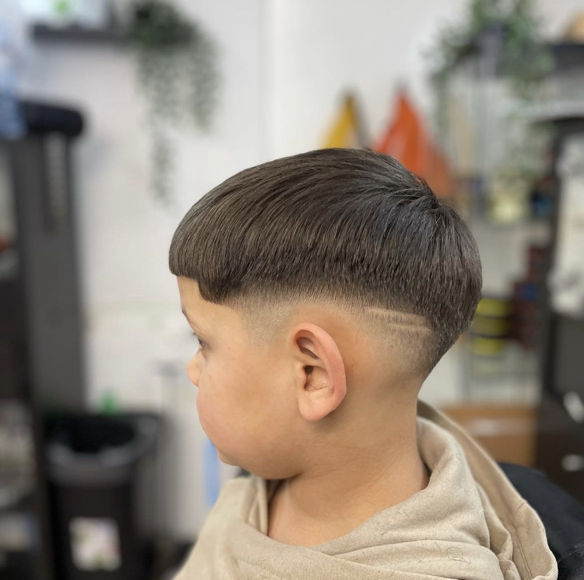 Jongen met een fade en een uitgeschoren lijn in de zijkant