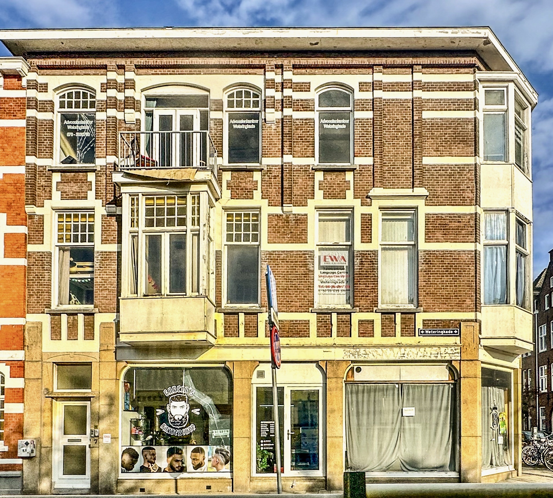 Het hoekpand aan de Scheepmakersstraat met het logo van García’s Barbershop in de etalage